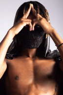 J. Visage de personnage noir avec masque