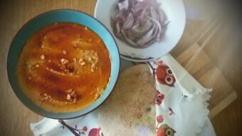 Hummus, Khobz bread and onion salad - cooking like a Jedi Yoda
