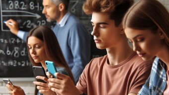 La Junta de Andalucía prohíbe el uso de móviles en aulas de institutos y colegios, también en los recreos