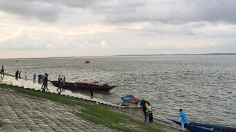 An Evening on the Banks of the Mighty Jamuna 📸