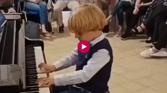 Expert Piano Player Italian Kid