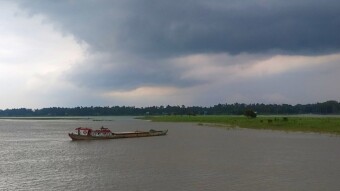 An Evening by the Riverside,A Journey Through Calm and Reflection