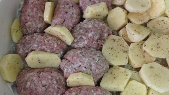 Foodbook #1040 meatballs with potatoes