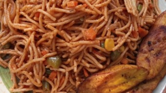 Easy Jellof spaghetti with veggies, egg and Dodo (plantain)