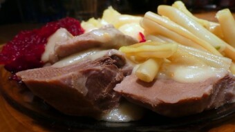 Pork tongues in horseradish sauce with green beans and beetroot