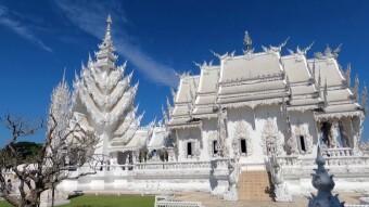 Thailand "Wat Rong Khun" in Chiang Rai - Buddhism, abstraction and golden WC - a unique walk around a strange temple