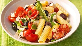 Pasta with tomatoes, sheep's cheese and olives