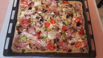 Foodbook #1029 homemade Greek spicy pizza