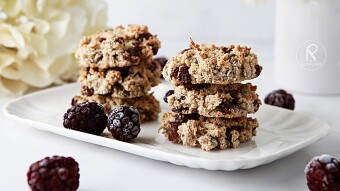 Quick cookies with oats, coconut almonds and raisins