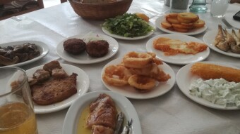 Two drinks and Food - 10 Euro