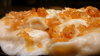 ,,Ruskie'' dumplings sprinkled with fried onion and served with kefir