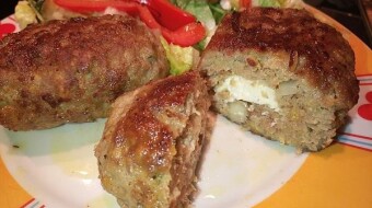 Bifteki with sheep's cheese