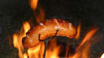 Grilled sausage and potatoes from the fire / Wuszt z kija i karduple z fojera