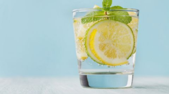 In this hot summer, try to eat more lemon water