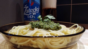 Spaghetti with pesto sauce and Żatecky beer