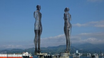 Ali and Nino - a controversial sculpture in Batumi - is it?
