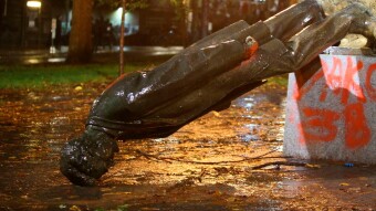 Absurd - Protesters Topple Abe Lincoln Statue in Portland