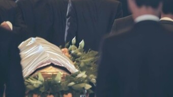 El muerto y el arrimado a los tres días apestan / The dead and the one close to three days stink