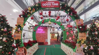 The last day of Christmas decoration in 2023