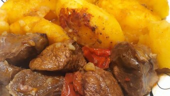 Foodbook #667 beef stew with read sauce and potatoes