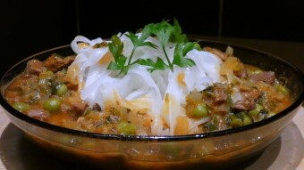 Beef stew in tomato sauce with rice noodles