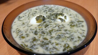 Sorrel soup with a hard-boiled egg