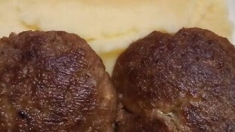 Foodbook #987 burgers with mashed potatoes