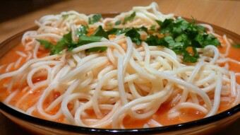 Tomato soup "Pomidorówka" on chicken wings with noodles