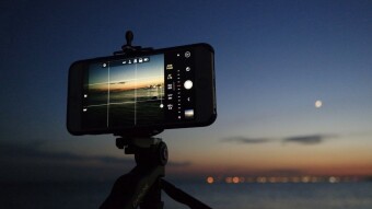 Invitation to the community of fans shooting on a smartphone TopContent