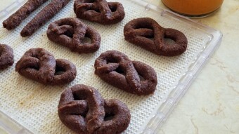 SOFT PRETZELS - Living food & Vegan! (3 Ingredients)