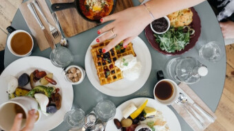 10 Tips for Eating Healthy When Eating Out