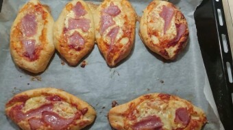 Foodbook #1093 anyone for pizza boat???
