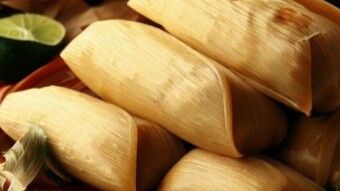 El que nace pa´tamal, del cielo le caen las hojas / He who is born pa'tamal, the leaves fall from the sky