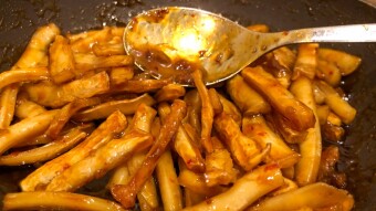 Semi-dried squid sauteed with spicy tamarind sauce - Delicious side disk for beer drinks