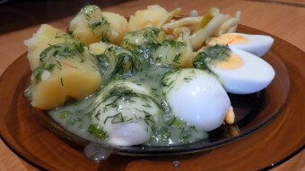 Potato dumplings in dill sauce with green beans and hard-boiled egg