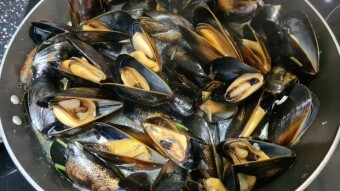 Super Foods: Garlic & Rosemary Mussels
