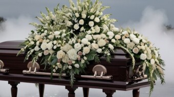 Sobre el muerto las coronas