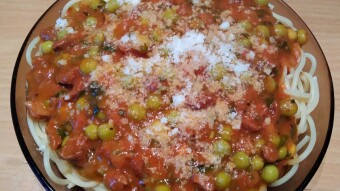 Sphagetti with green peas, parsley and fresh beef