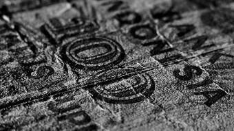Wrinkles on old money, a photographic exploration