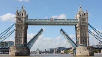 THE LONDON BRIDGE ALMOST FELL