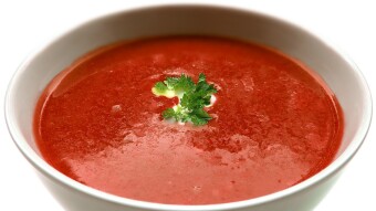 Delicious, simple and original: tomato soup with or without meatballs