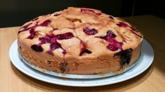 Cake with cherries and an Renet's apple type