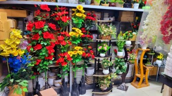 Photography of some artificial flowers and others.