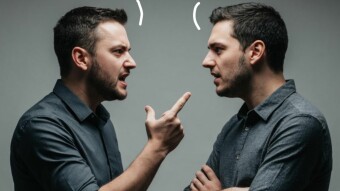 Criticism in justification of crimes