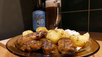 "Kultowe" beer and baked chicken wings
