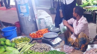BOC-Photography//A Vibrant Evening at the Village Vegetable Market