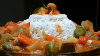 Vegetarian lecsó with okra (ladies' fingers) with eggplant and zucchini