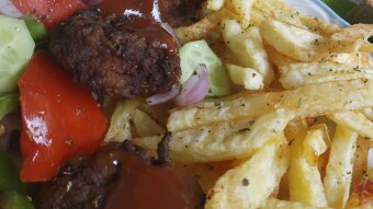 Foodbook #331 meatballs with French fries and Greek salad