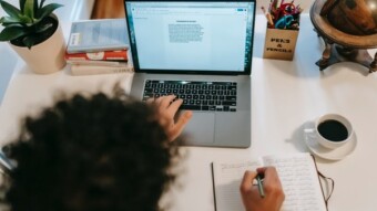 How to Earn a Passive Income From Kindle Publishing Like I Do. Its Easy & Fun!