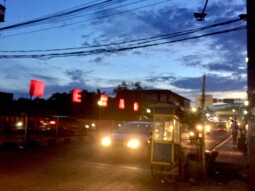 Dawn in The Red Bridge #Streetphotography